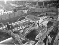 40800 Gezicht op de werkzaamheden ten behoeve van de verbreding van de Viebrug over de Oudegracht te Utrecht: sloop ...